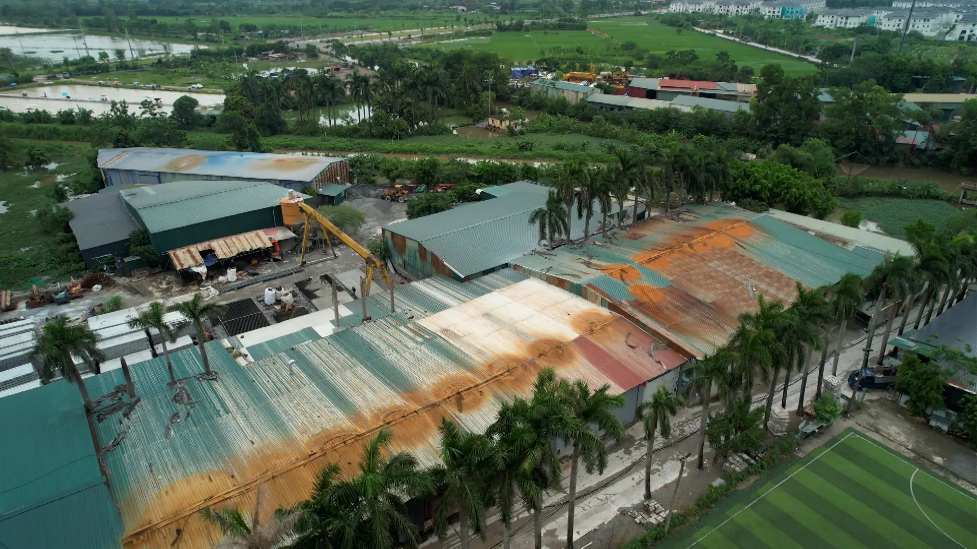 Hàng nghìn m² đất bị chiếm dụng xây dựng kho bãi 